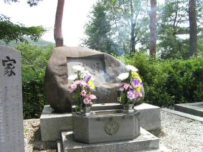 緑濃い躑躅ヶ崎霊園にて 緑濃い躑躅ヶ崎霊園にて
