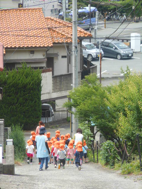 坂道を帰る園児たち(4).JPG 坂道を帰る園児たち(4).JPG